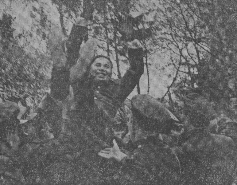 После митинга 9 мая 1945 года бойцы качают своего командира генерала армии А.П. Белобородова