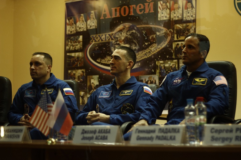 Байконур. 14.11.2011 г. Иванишин в центре