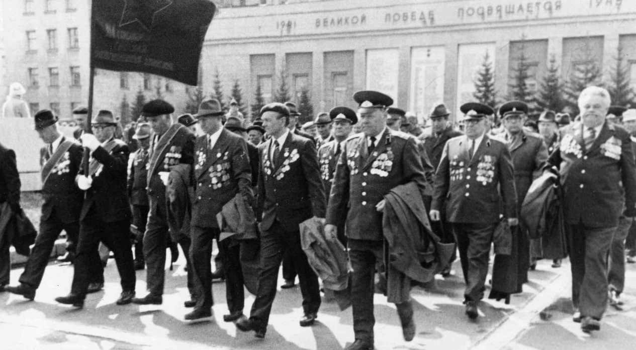 Колонна ветеранов. Первый справа - А. Троицкий
