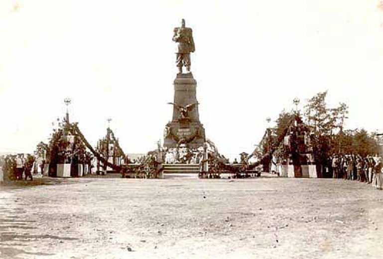 Памятник Александру III после торжеств