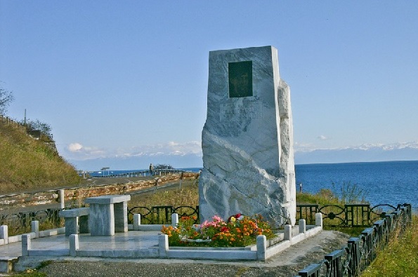 Памятный знак на месте гибели А. Вампилова