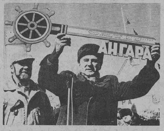 Н.Ф. Салацкий готов вручить символический ключ от музея его директору И.И. Козлову