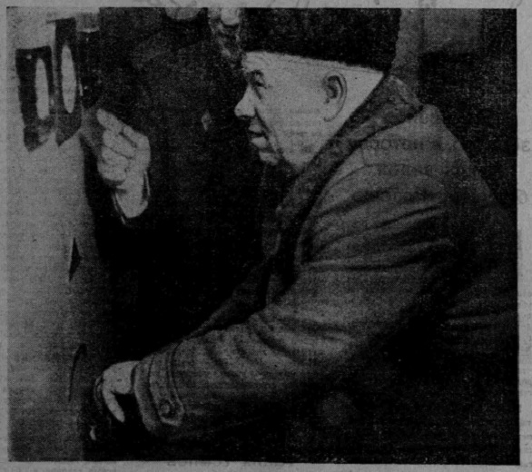 Никита Сергеевич Хрущёв повернул направляющий регулятор первого агрегата Братской ГЭС