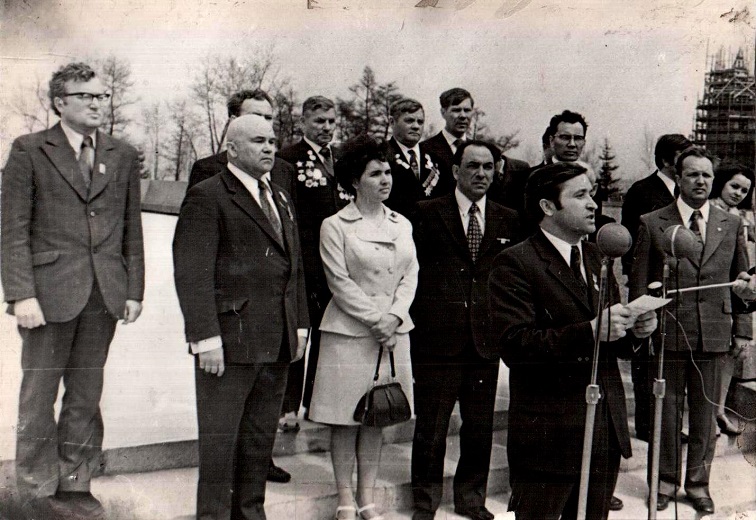 9 мая 1975 года. Клятву от имени молодежи произнес первый секретарь горкома комсомола Геннадий Михно
