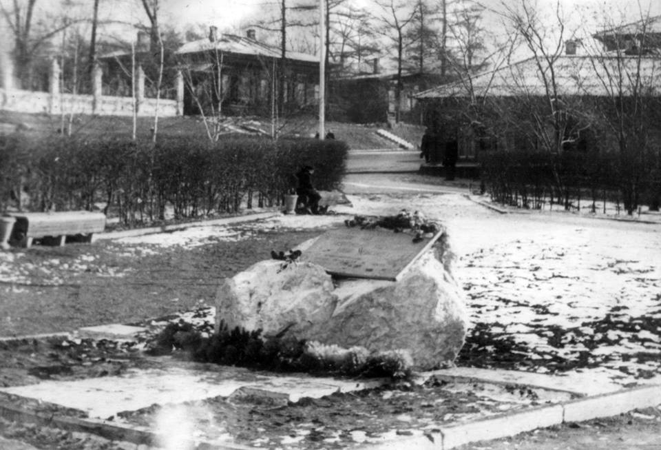 Мемориальный камень на месте будущего памятника иркутским комсомольцам. 1968-1970-е